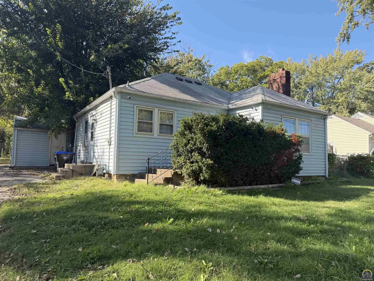 627 SW Oakley Ave, Topeka, KS 66606 - #1