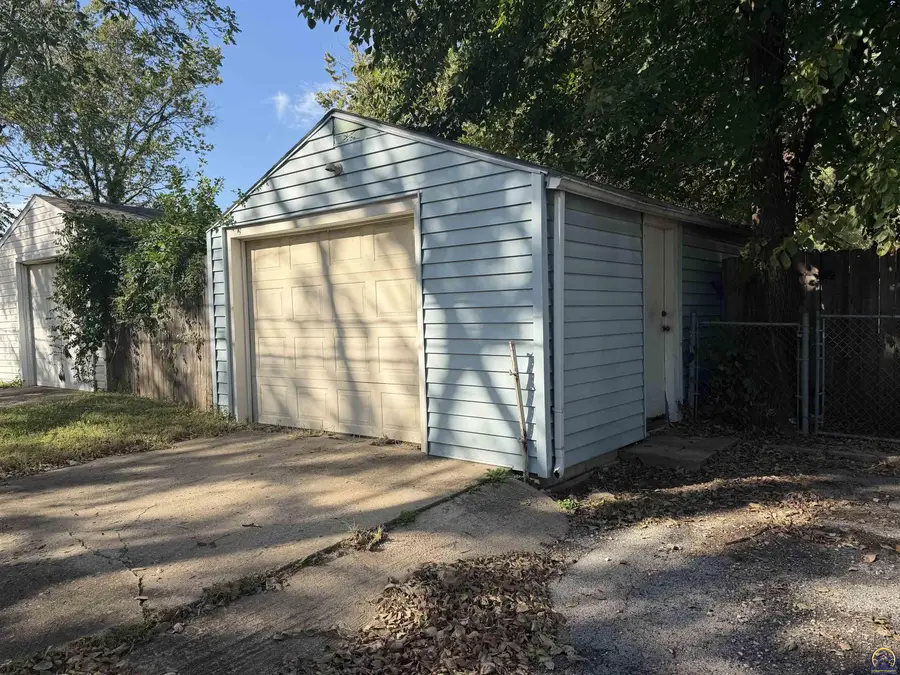 627 SW Oakley Ave, Topeka, KS 66606 - #2