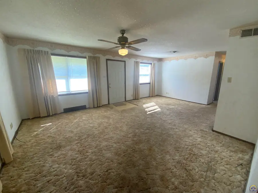 1730 SW Shunga Dr, Topeka, KS 66611 - #2