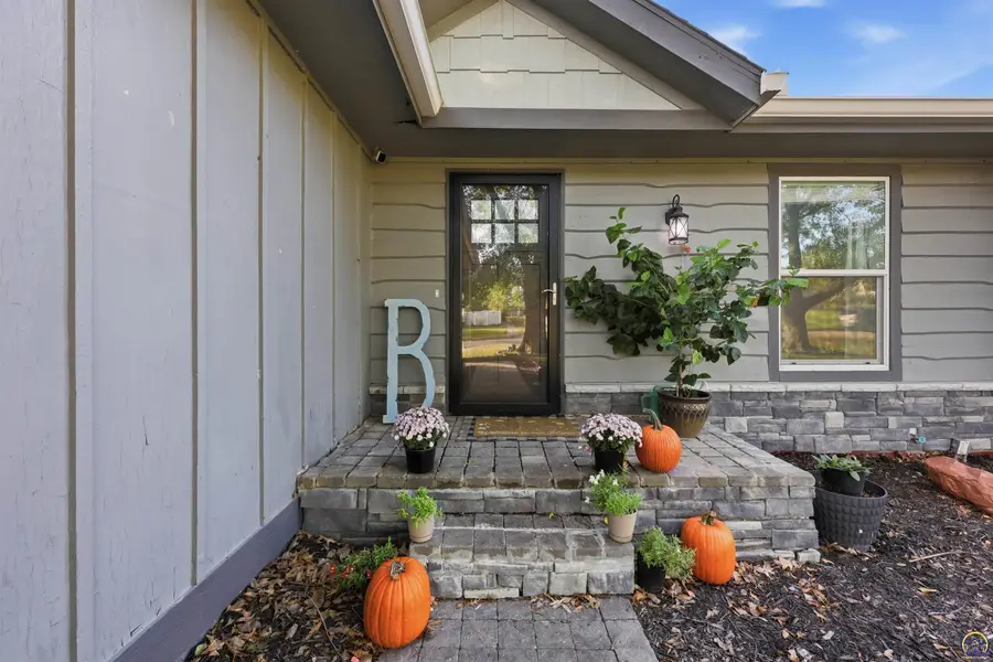 1736 SE 36th Ter, Topeka, KS 66605 - #3