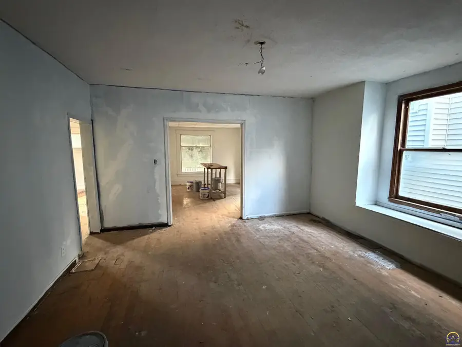 217 SW Tyler St, Topeka, KS 66604 - #2