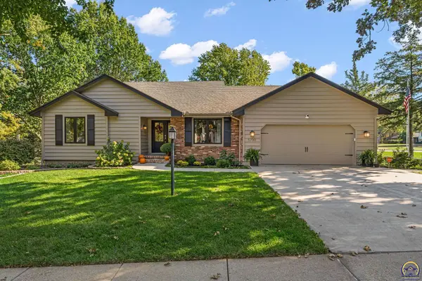 5700 SW Woodbridge Dr, Topeka, KS 66606