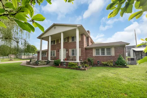 190 N Clay Avenue, West Van Lear, KY 41268