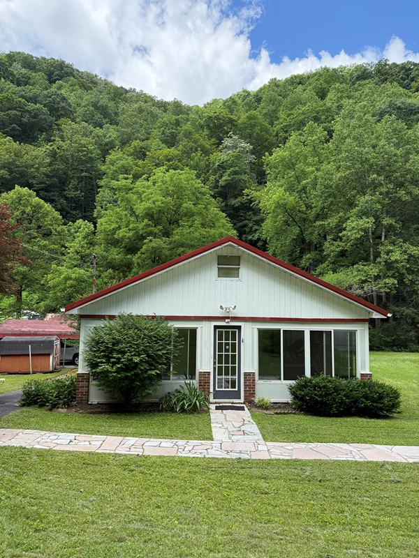 1261 Feds Creek Rd, Feds Creek, KY 41524