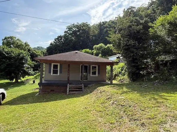 206 Church St, Loyall, KY 40854