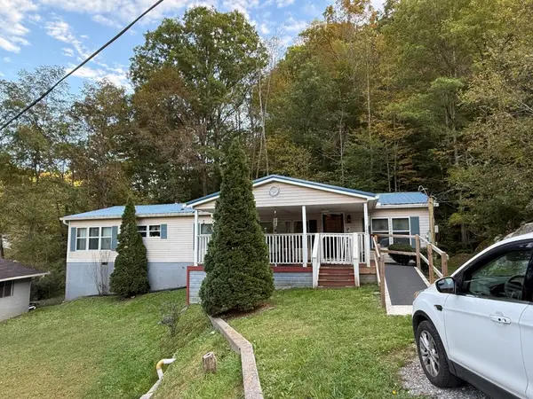 102 Sunlight Ln, Hazard, KY 41701