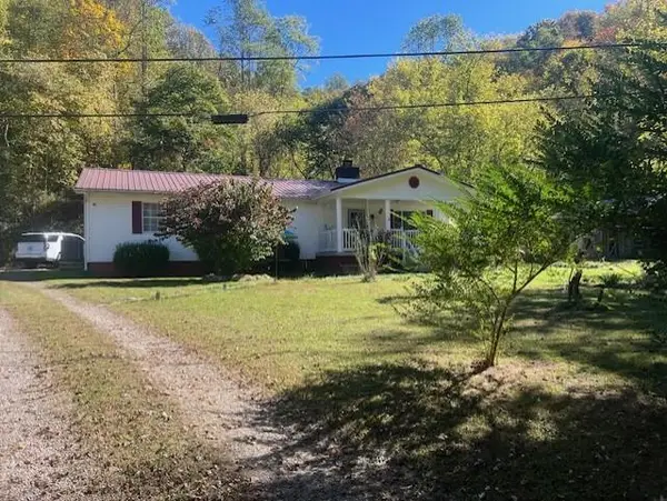 2890 Ky Rt. 302, Van Lear, KY 41265
