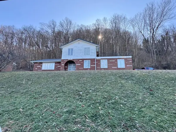 504 Lincoln Ave, Paintsville, KY 41240