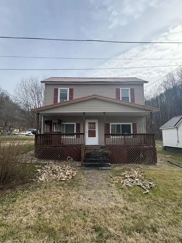 36 Broad St, Van Lear, KY 41265