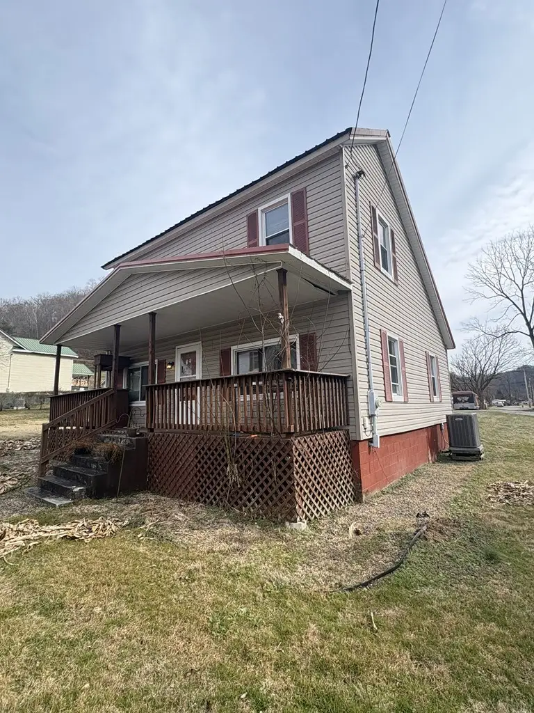 36 Broad St, Van Lear, KY 41265 - Image #2