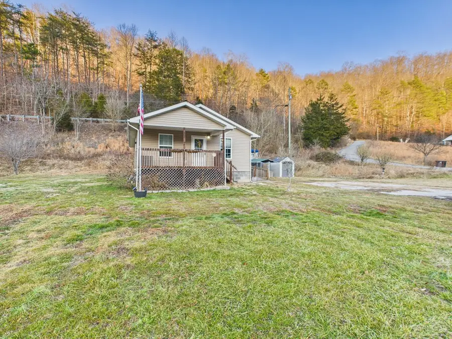 54 Stambaugh Estates Dr, Stambaugh, KY 41257 - #2