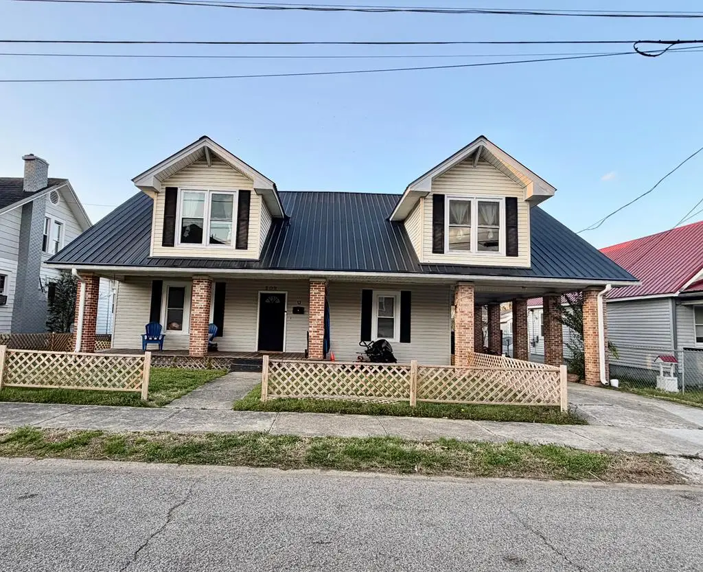 509 Washington Ave, Paintsville, KY 41240 - #1