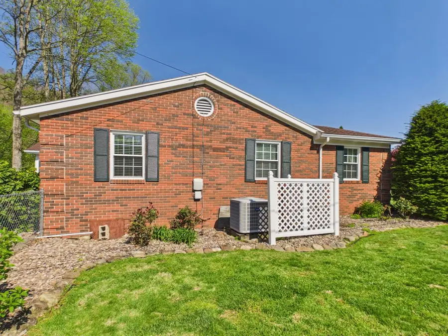 516 Jasper Lane, Paintsville, KY 41240 - #2