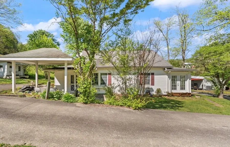 52 Michigan Ave, Whitesburg, KY 41858 - #3