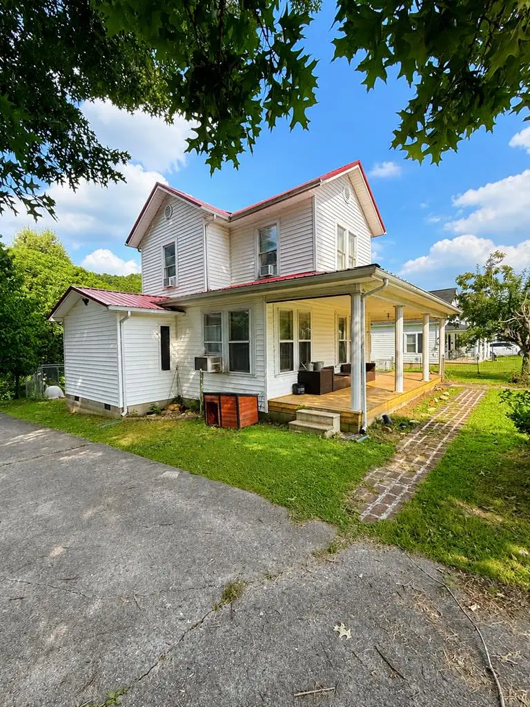 192 N Buckingham Ave, West Van Lear, KY 41268 - #2