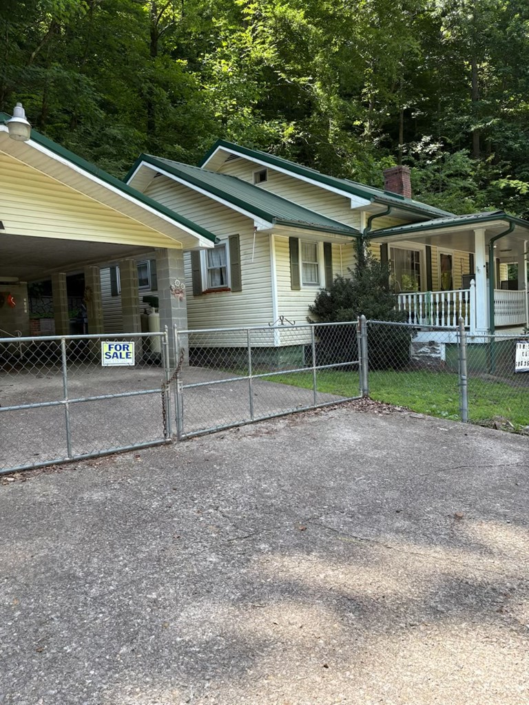 2505 Pinson Fork Rd., McAndrews, KY 41543 - #2