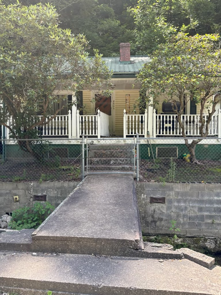 2505 Pinson Fork Rd., McAndrews, KY 41543 - #3
