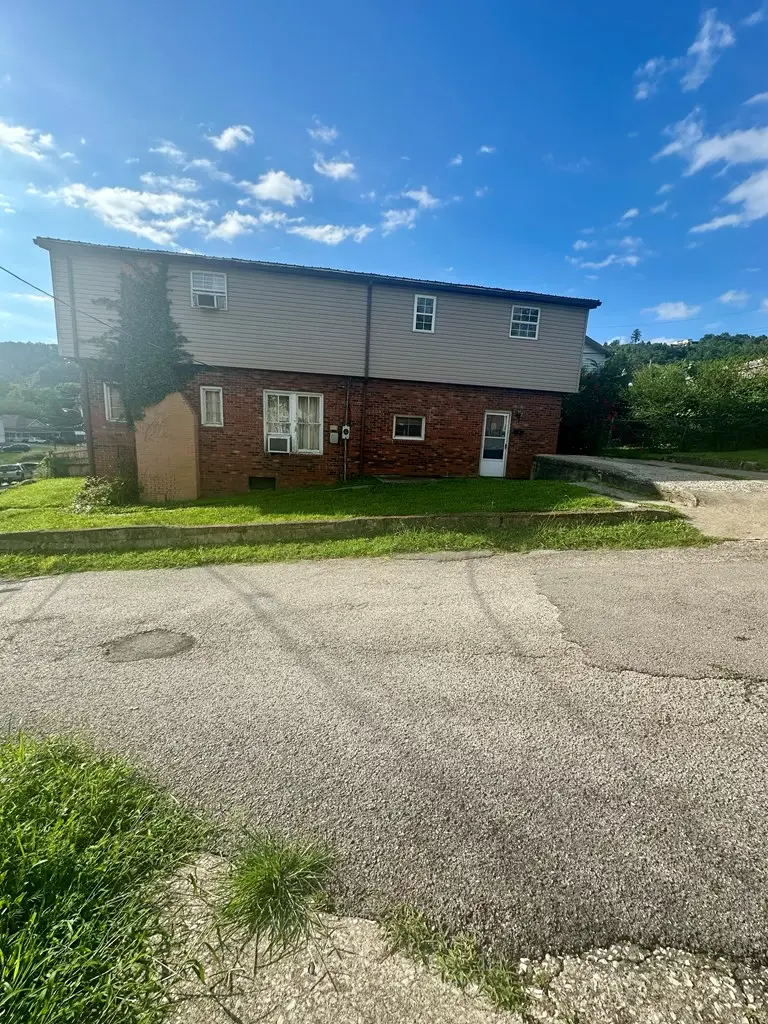 201 Cedar Street, Hazard, KY 41701 - #3