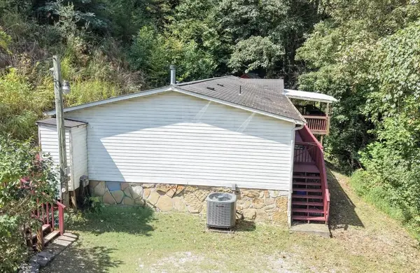 589 Bark Camp Road, Delphia, KY 41735