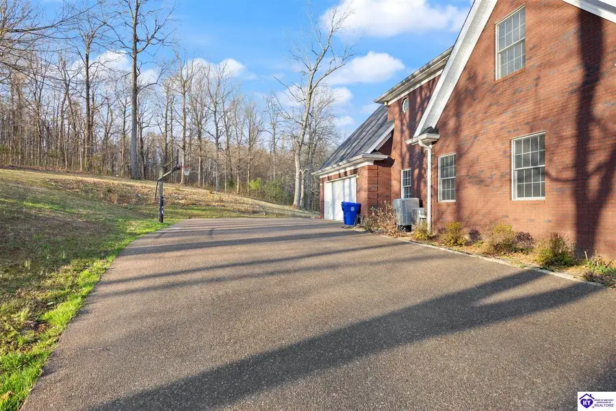 701 Oak Wood Lane, Leitchfield, KY 42754 - #3