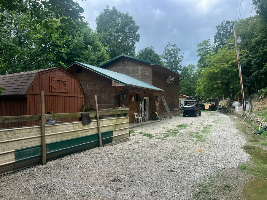 8472 Mckee Road, Irvine, KY 40336 - Image #2