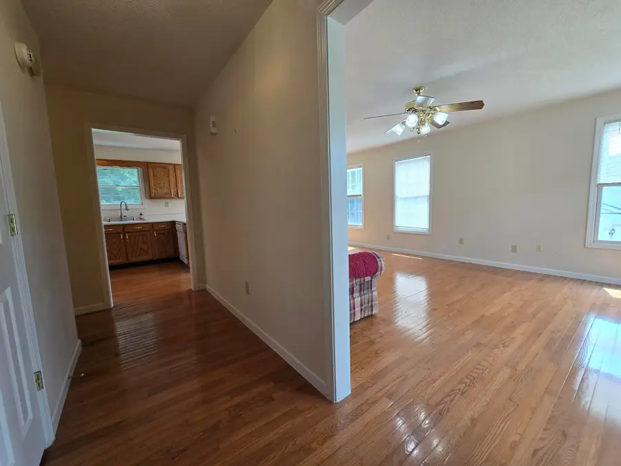 220 Windermere Drive, Middlesboro, KY 40965 - Image #2