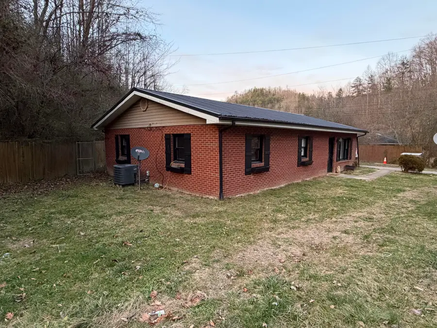 33 St Thomas Drive, Hazard, KY 41701 - #2