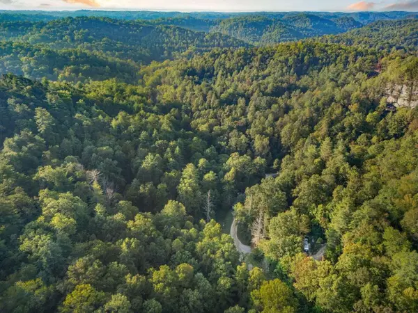 9999 Deer Track Road, Beattyville, KY 41311