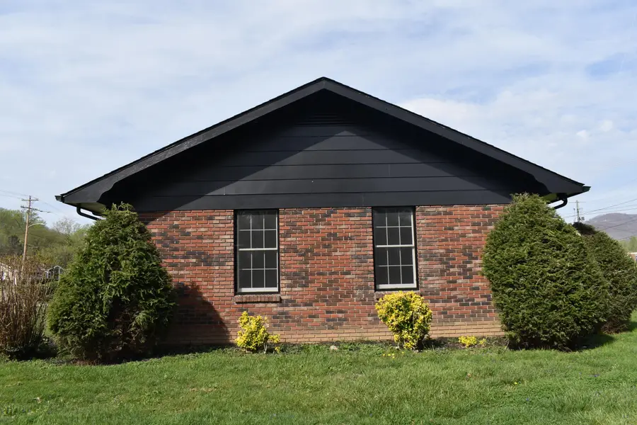 3306 W Cumberland Avenue, Middlesboro, KY 40965 - #3