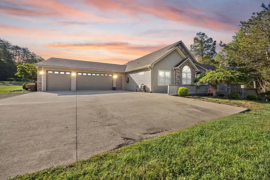 512 W Canterbury Drive, Bronston, KY 42518 - #2