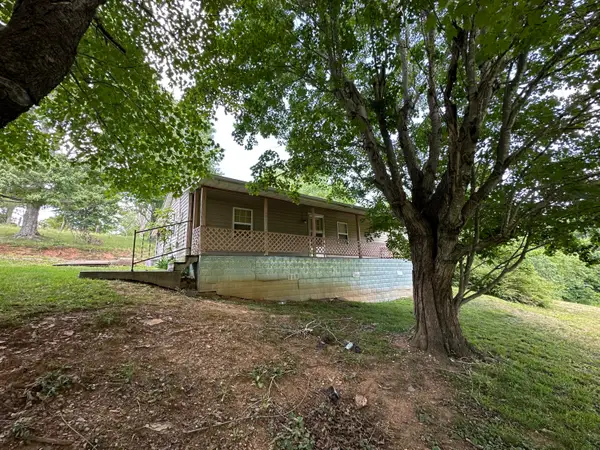 680 Round Mountain Road, Irvine, KY 40336