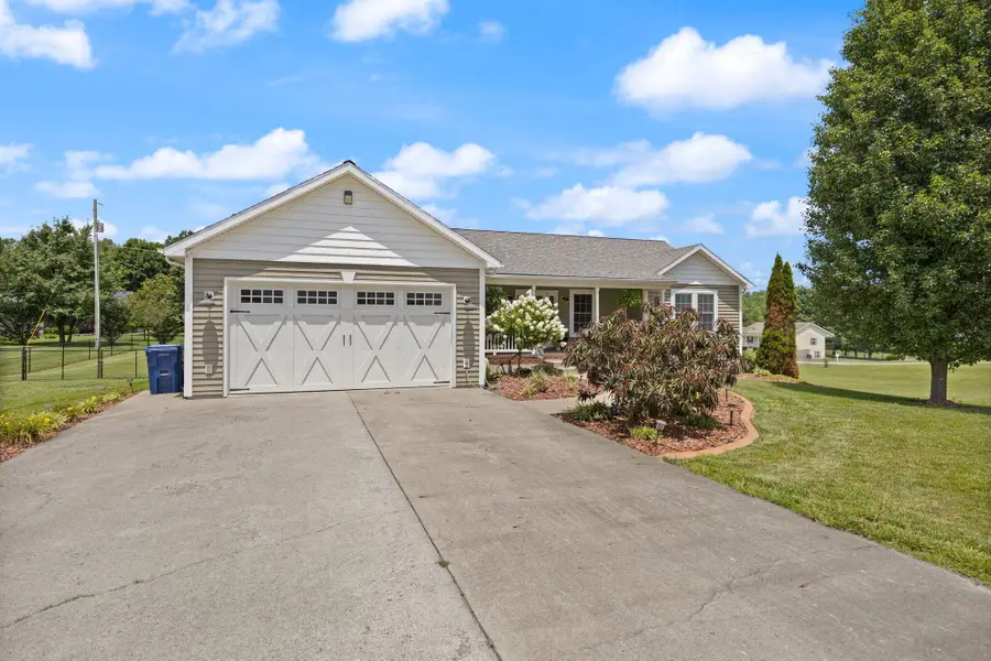 135 Cloverfield Drive, Campbellsville, KY 42718 - #2