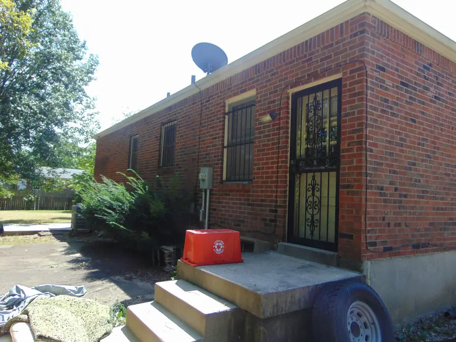 6404 Saint Thomas Ct, Louisville, KY 40218 - Image #2