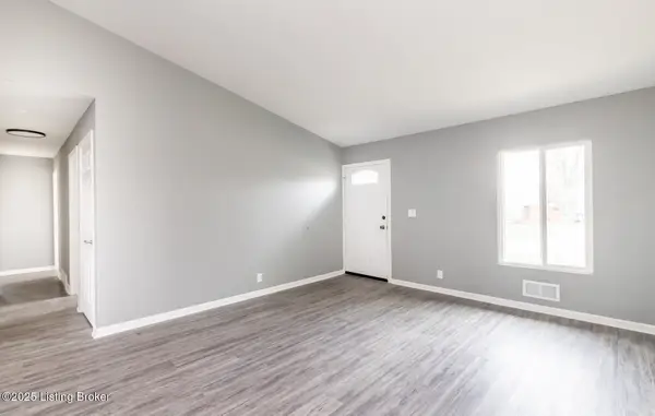 2401 Woodmont Dr, Louisville, KY 40220