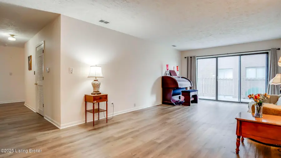 3030 Breckenridge Ln #APT 201, Louisville, KY 40220 - Image #2