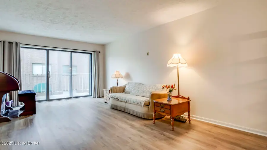 3030 Breckenridge Ln #APT 201, Louisville, KY 40220 - Image #3
