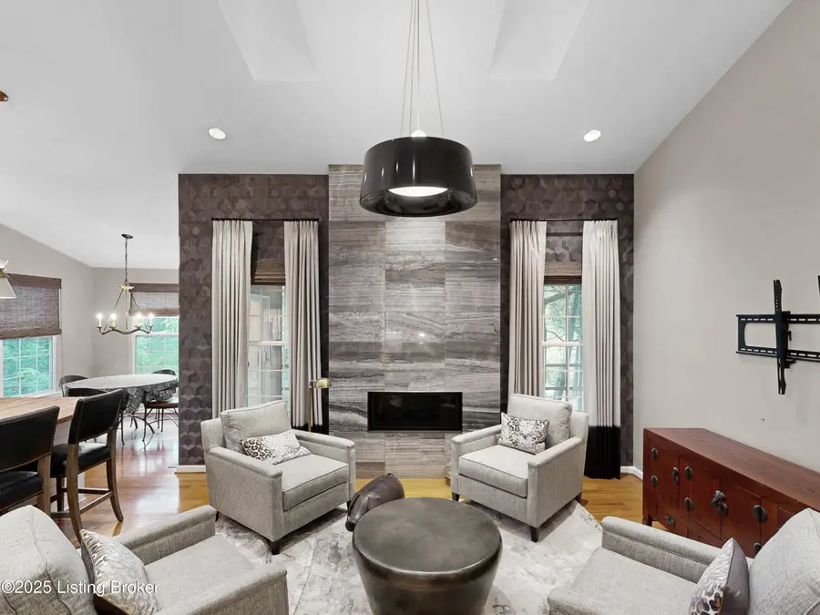 419 Village Lake Dr, Louisville, KY 40245 - Image #2