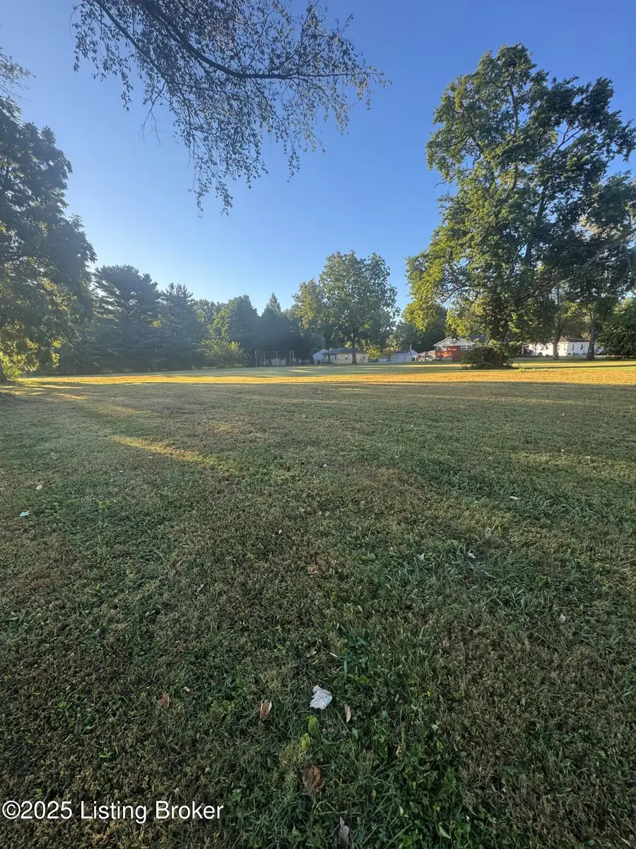 2006 Rockford Ln, Louisville, KY 40216 - Image #2