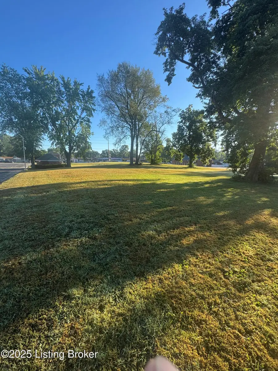 2006 Rockford Ln, Louisville, KY 40216 - Image #3