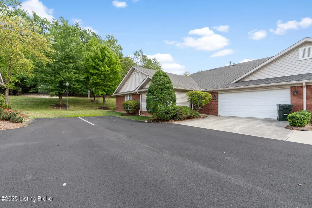 9223 Hawthorne Pointe Dr, Louisville, KY 40272 - Image #1