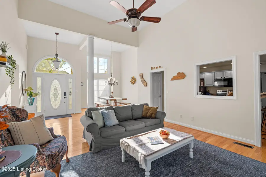 135 Blossom Cir, Shelbyville, KY 40065 - Image #2