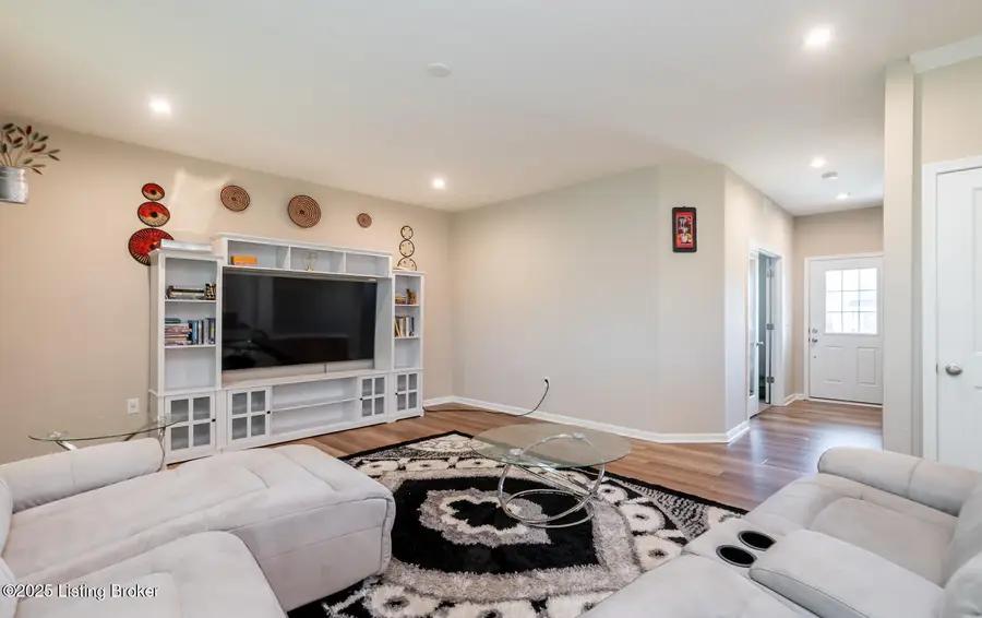 569 Williamsburg Dr, Mount Washington, KY 40047 - Image #2