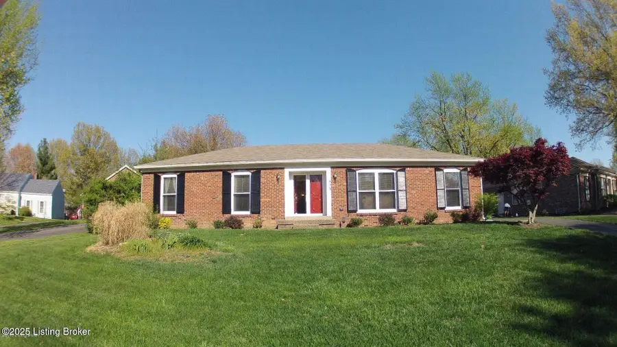 805 Kinross Pl, Douglass Hills, KY 40243 - Image #2