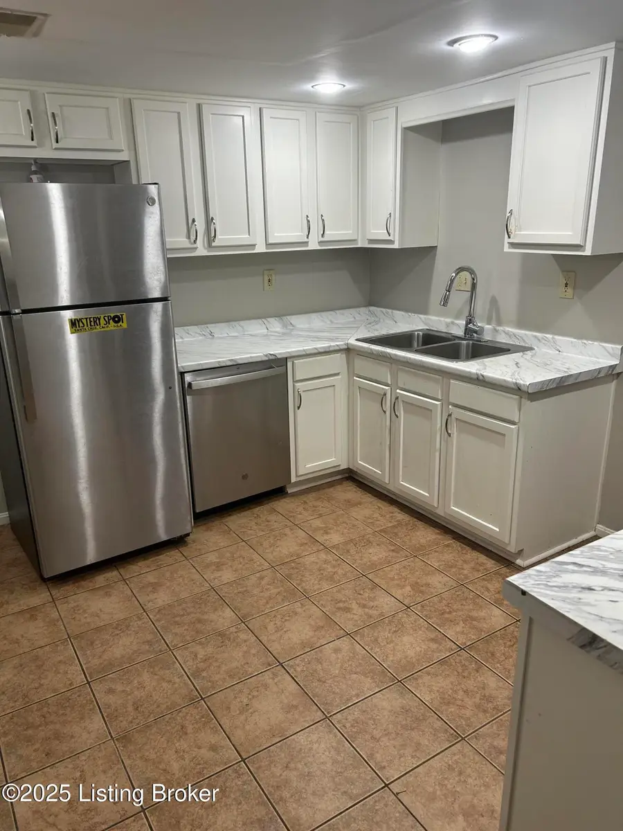 211 La Fontenay Ct #211, Louisville, KY 40223 - Image #2