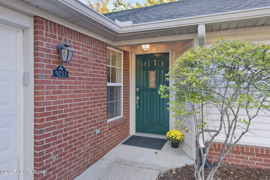 9233 Hawthorne Pointe Dr, Louisville, KY 40272 - Image #2