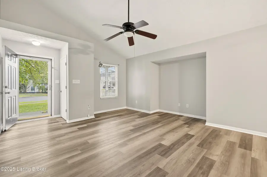 6423 Hunters Creek Blvd, Louisville, KY 40258 - Image #3