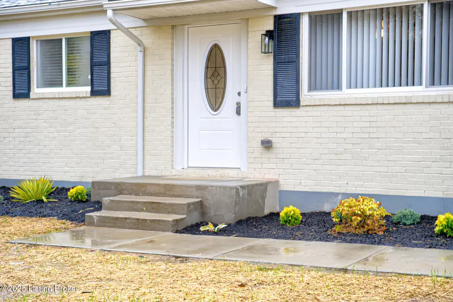 9901 Lana Dr, Louisville, KY 40229 - Image #2