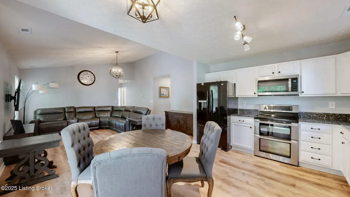 4905 Middlesex Dr, Louisville, KY 40245 - Image #1