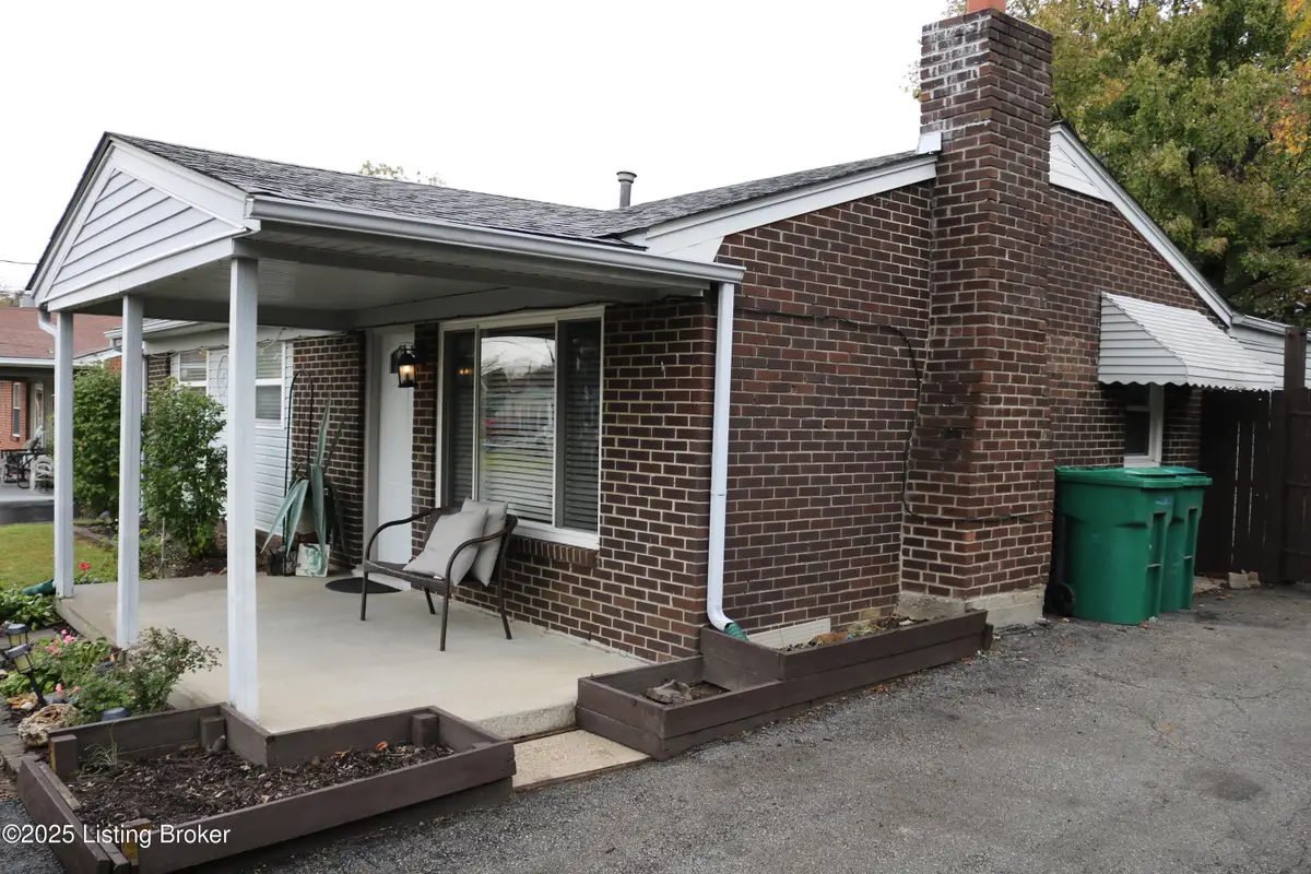 262 Winston Ct, Louisville, KY 40229 - Image #1