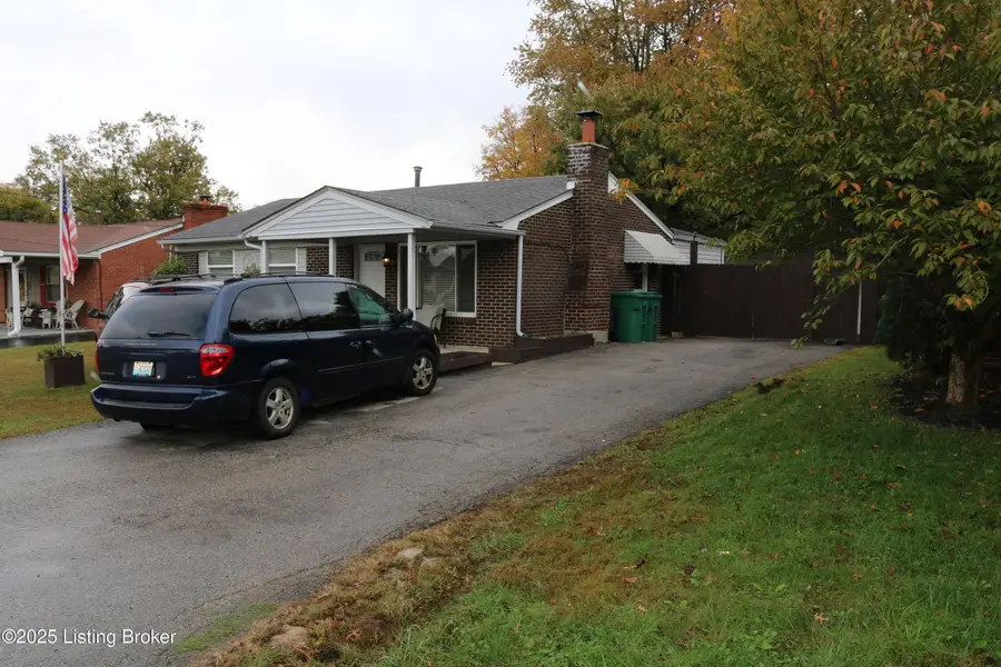 262 Winston Ct, Louisville, KY 40229 - Image #2